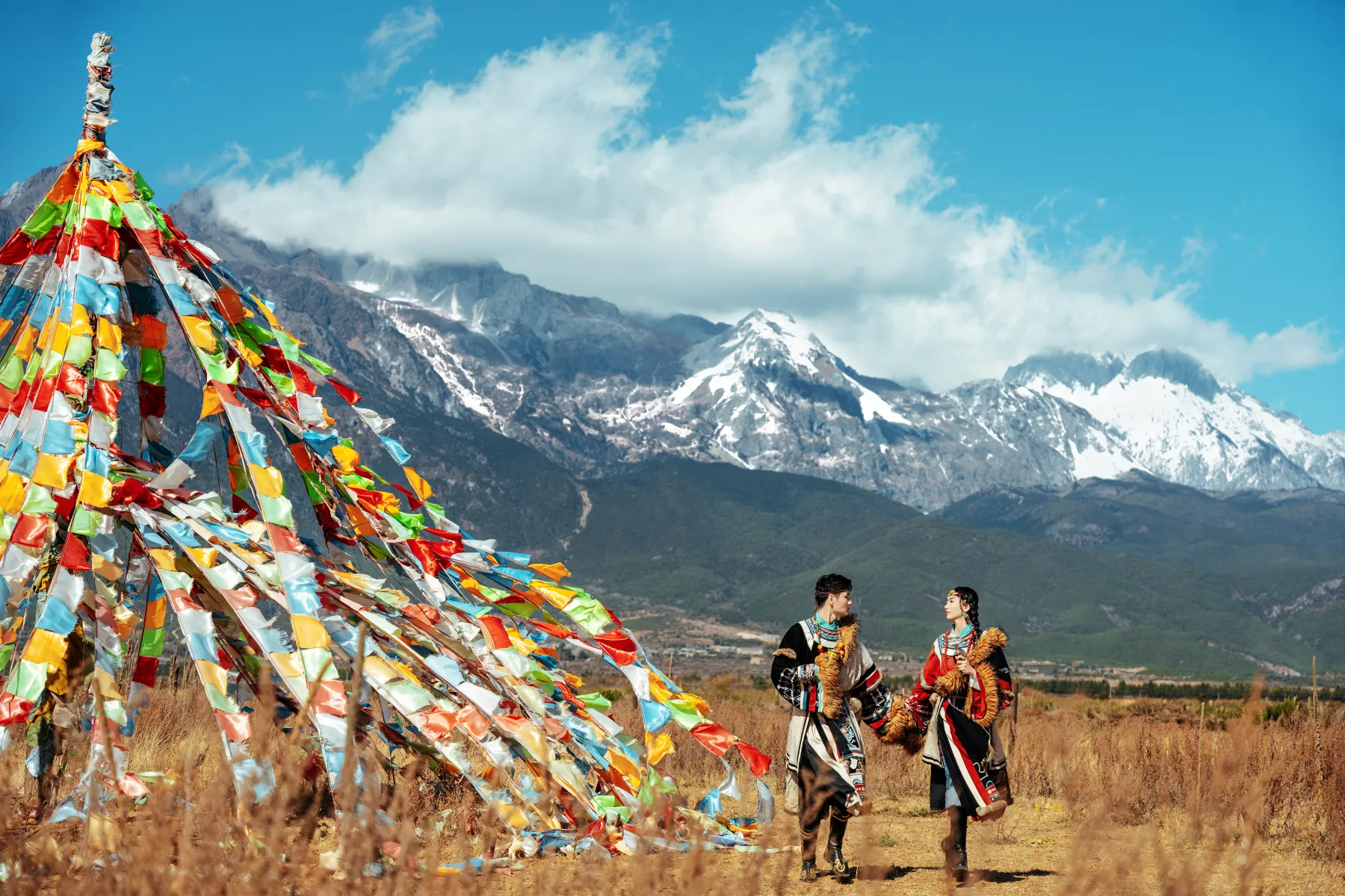 李博涵与陶友慧在雪山与经幡前